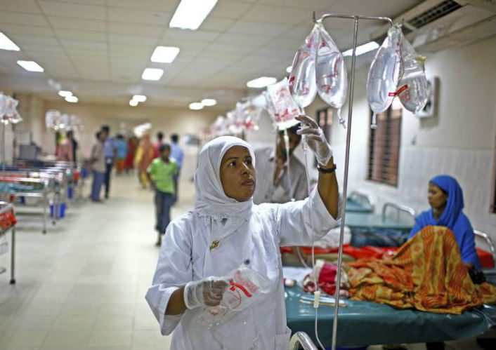 Iraq nurse_checks_saline_drips.jpg