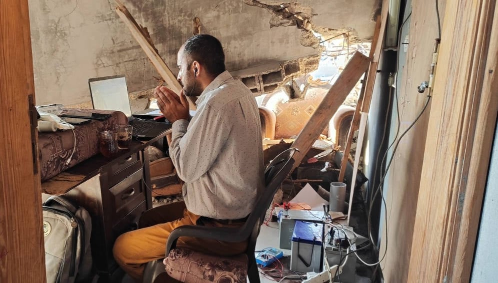 Anas Al-Qanou, researcher at the Islamic University of Gaza, during the discussion of his doctoral thesis remotely.
