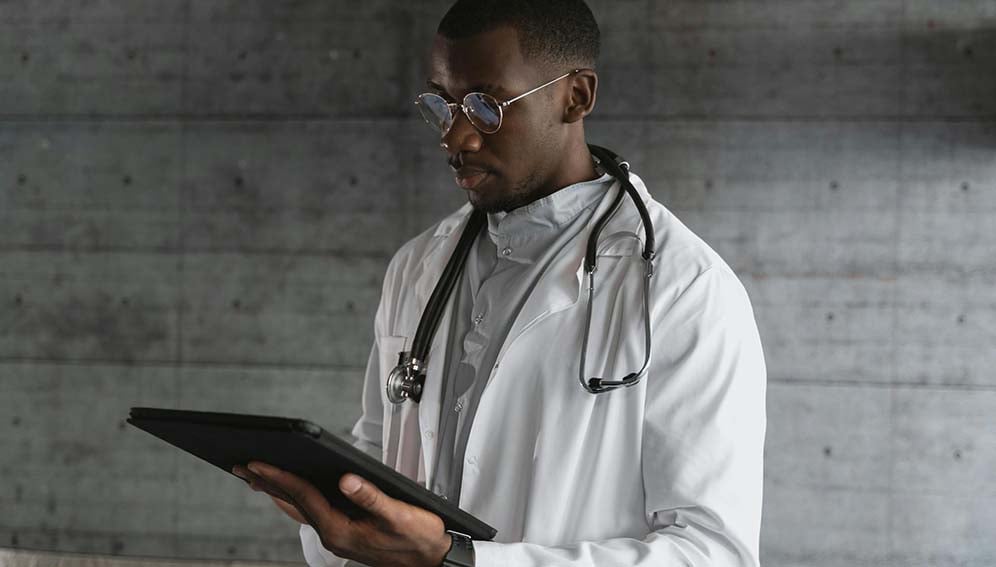 DR_TABLET_main A Doctor Using a Tablet. Photo by Tima Miroshnichenko (Pexels.com)