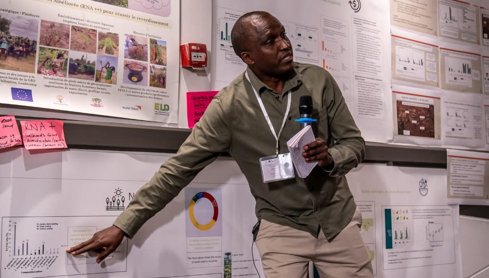 Sammy Carsan, Regreening Africa value chain component lead, gives his presentation at the evidence and experience data wall at the SHARED workshop in Senegal. Photo: Regreening Africa/KANDS Collective