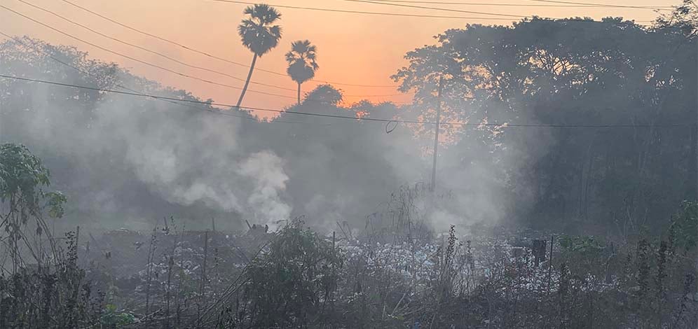 Fumes and smoke from burning plastic at a garbage dump near Mumbai city in India. Photo by Sumaira Abdulali (Wikimedia)
