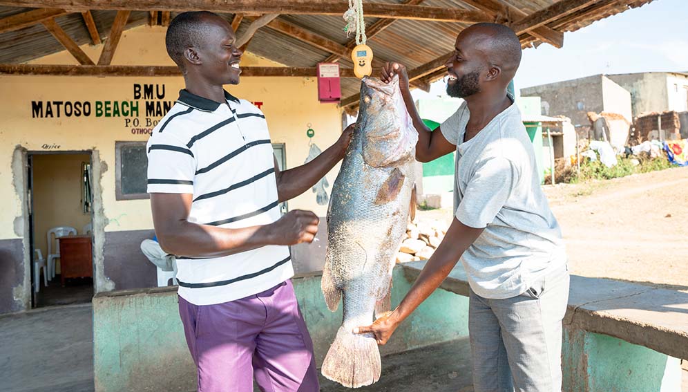 Members of Matoso Beach Management Unit (BMU) in Migori County, weigh Nile Perch (Lates niloticus) before sale. Photo by Lightbulb Studios Africa / WorldFish