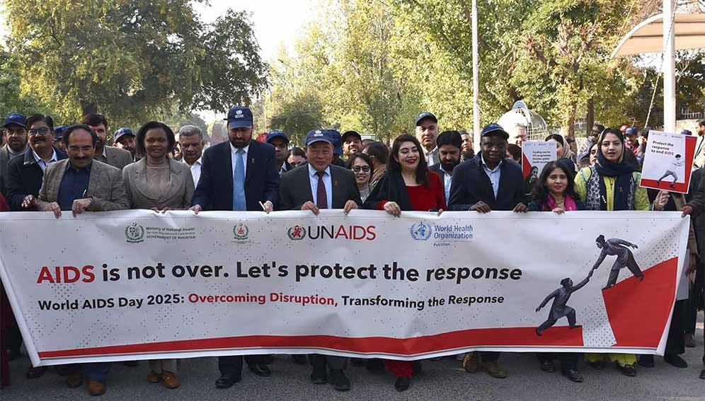 WHO Representative in Pakistan Dr Luo Dapeng, Pakistan’s Health Director General Dr Ayesha Majeed Isani, and UNAIDS Director in Pakistan, Trouble Chikoko, lead an awareness walk to mark World AIDS Day. Photo credit: Hamid Inam/WHO Pakistan.