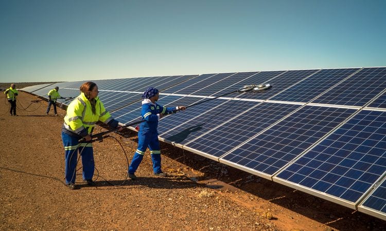 Cleaning solar panels in Ghana. Tommyking751, (CC BY-SA 4.0 DEED).