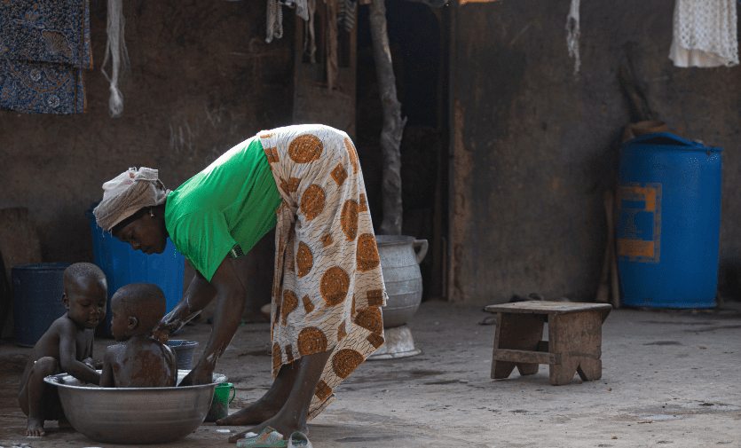 Taamome Buduli bathing her children By Evans Ahorsu