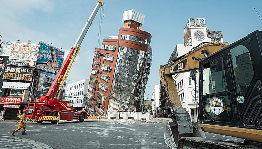 On April 3, Taiwan was hit by a 7.2 magnitude earthquake. Rescue teams at the scene of a street with damaged buildings. Photo by: Kanika Ting Taylor (CC BY-NC 2.0 DEED)