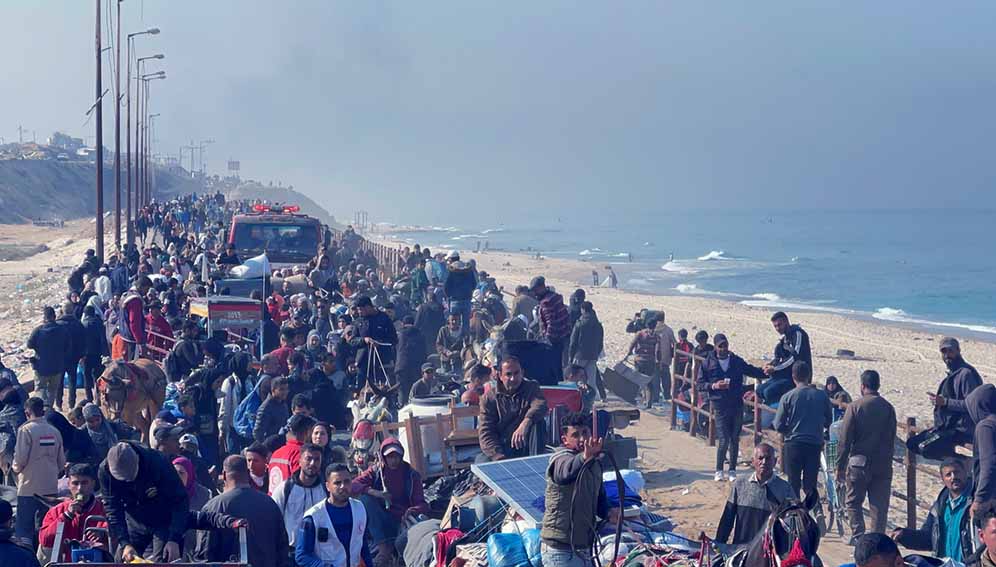 The return of displaced Palestinians from the south to the northern Gaza Strip