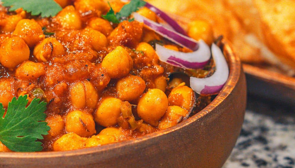 Bowl of delicious stewed chickpeas with onion. Source: Pexels