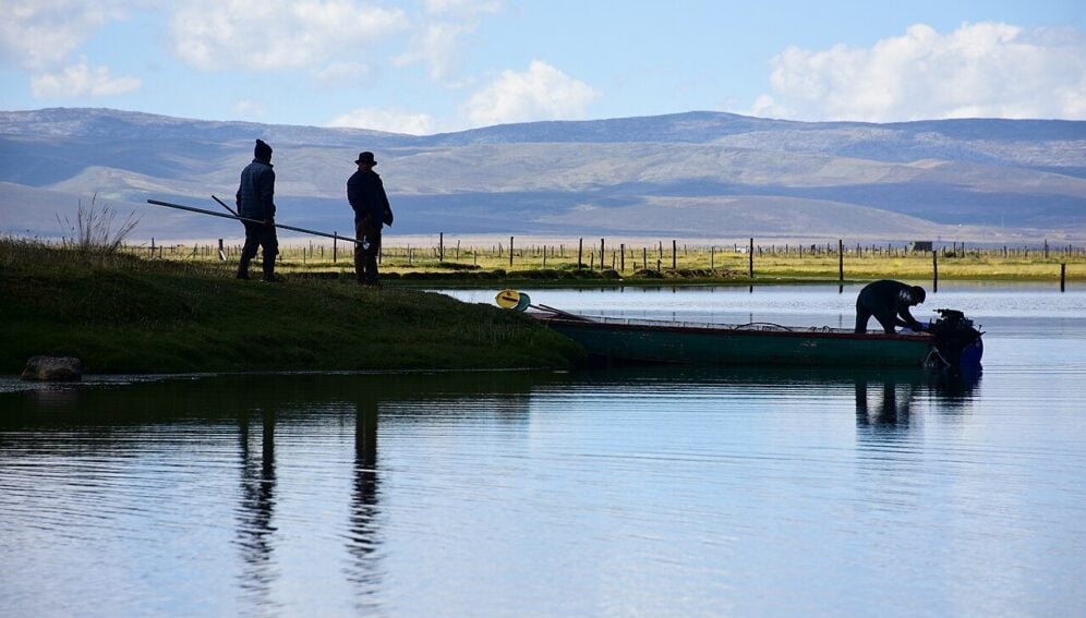 Transport of concrete blocks to install a floating buoy-type station on Lake Junín to monitor water quality.