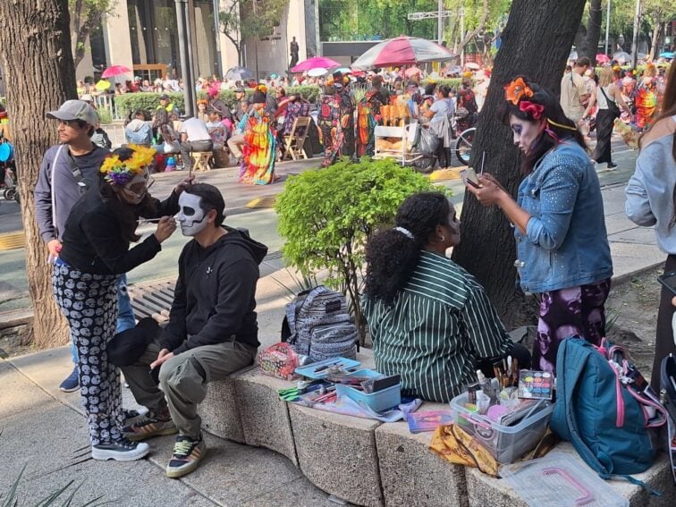 During holidays like Halloween, the proliferation of items of dubious origin and poor quality increases. Copyright: Aleida Rueda.]