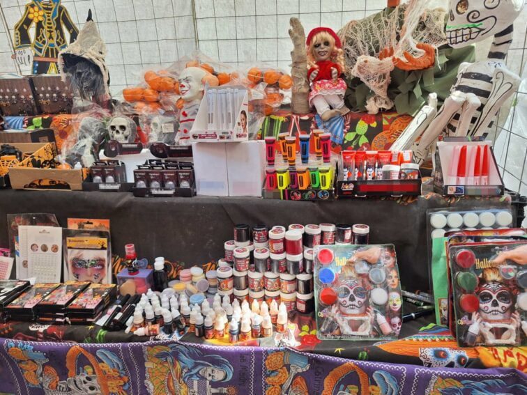 In Mexico’s open-air markets, you can find a wide variety of cheap cosmetics and makeup, often sold without any health inspections. Copyright: Aleida Rueda.