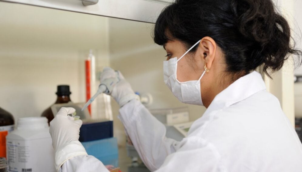 A greater presence of female scientists does not always equate to greater equality. Many face abusive power networks that hinder or end their careers. Image credit: Concytec Peru. Image in the public domain.