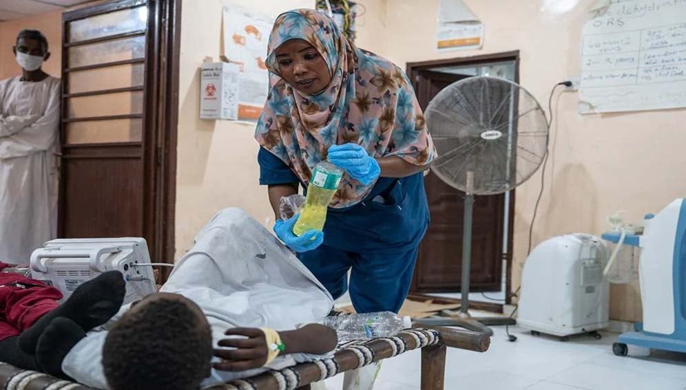 A health worker cares for a sick child at a cholera treatment center in Gedaref State, eastern Sudan, November 2024. Photo credit: UNOCHA / Yao Chen